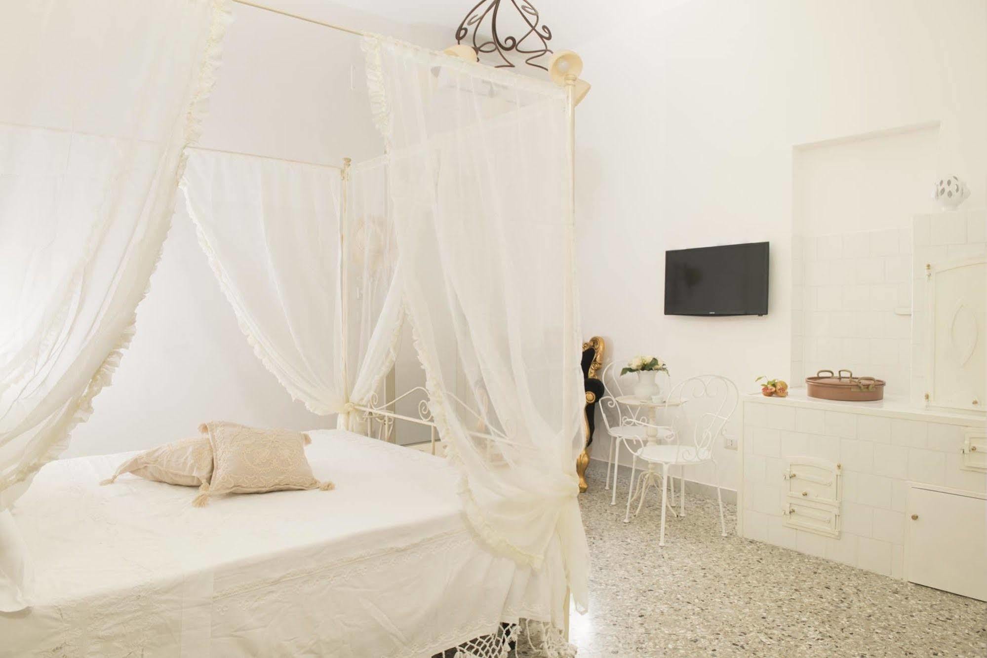Dimora Cappuccini Guest House ชิสแตร์นีโน ภายนอก รูปภาพ